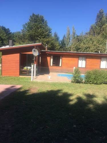 Pucón, amplias cabañas, piscinas, quinchos, tenis