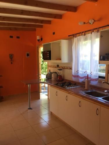 Pucón, amplias cabañas, piscinas, quinchos, tenis