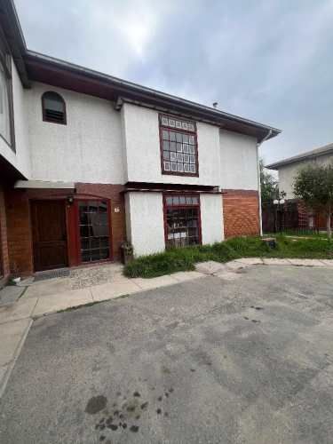 Se vende casa en condominio cerca troncal