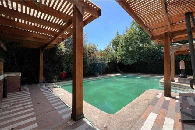 1000 m2 totales 240 m2 útiles  5 dorm