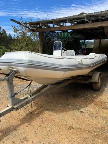 Bote semirigido como nuevo