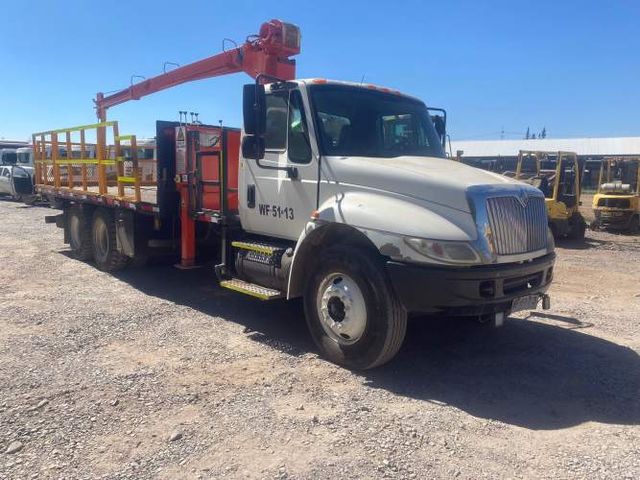 CAMION CON PLUMA Marca INTERNATIONA Modelo 4400 Año 2006