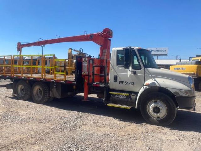CAMION CON PLUMA Marca INTERNATIONA Modelo 4400 Año 2006