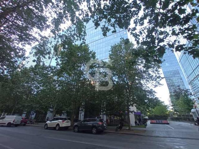 Oficina en Las Condes con Diseño y Ubicación Ideal
