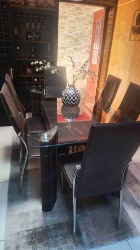 COMEDOR, MESA CUBIERTA DE VIDRIO, 6 SILLAS METALICAS TAPIZADAS EN ECO CUERO, COLOR MARRÓN.
