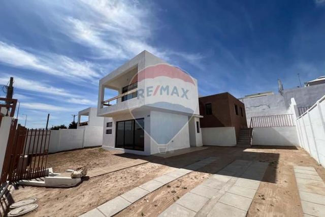 Casa con vista al mar y diseño en tres niveles