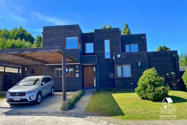 se vende casa en condominio Las Patagua de 5 dormitorios y 3,5 baños en Puerto Varas