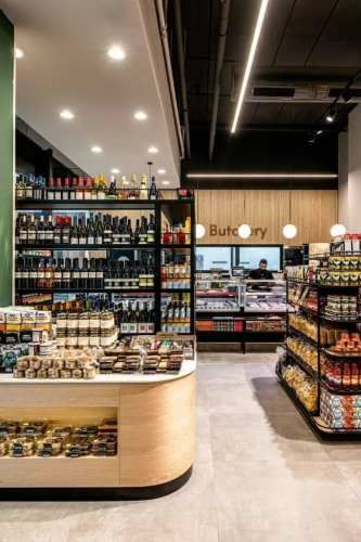 Trabajadora Minimarket cerca Metro plaza de Maipú.