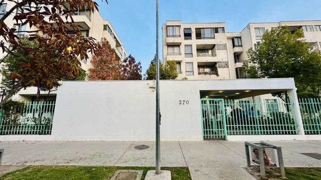 IMPECABLE DEPARTAMENTO, A PASOS DEL METRO LOS QUILLAYES