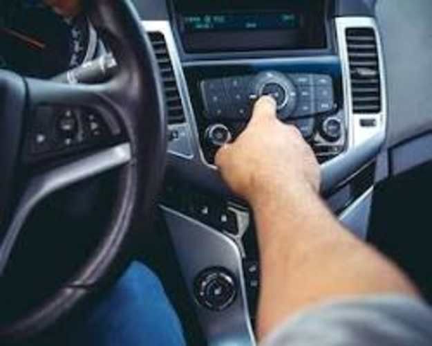 Tecnico eléctrico especialista en radio de vehículos.