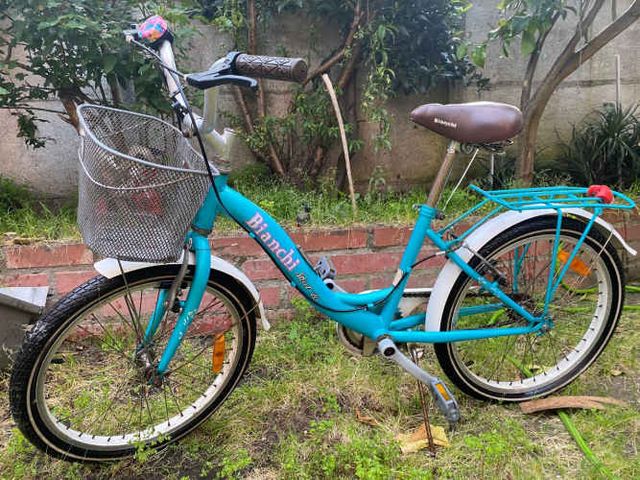 bicicleta y 2 casco infantil usados en buen estado en venta