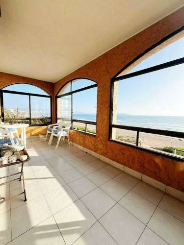 - Amplio depto. frente a la playa (127154)