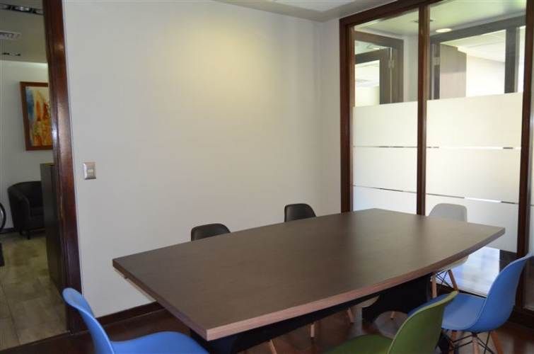 OFICINA Avenida del Valle con Santa Clara