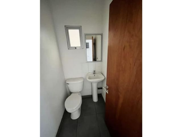 Arriendo bodega c/of de 390 m2, Los Libertadores. Quilicura.