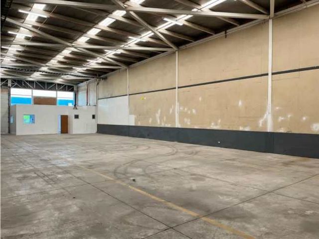 Arriendo bodega c/of de 390 m2, Los Libertadores. Quilicura.