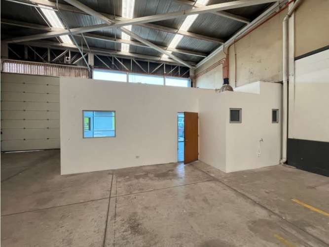 Arriendo bodega c/of de 390 m2, Los Libertadores. Quilicura.