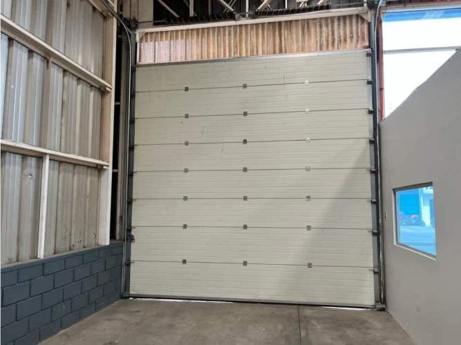 Arriendo bodega c/of de 390 m2, Los Libertadores. Quilicura.