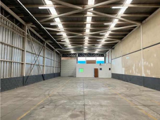 Arriendo bodega c/of de 390 m2, Los Libertadores. Quilicura.