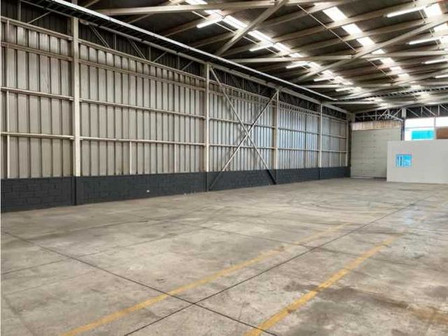 Arriendo bodega c/of de 390 m2, Los Libertadores. Quilicura.