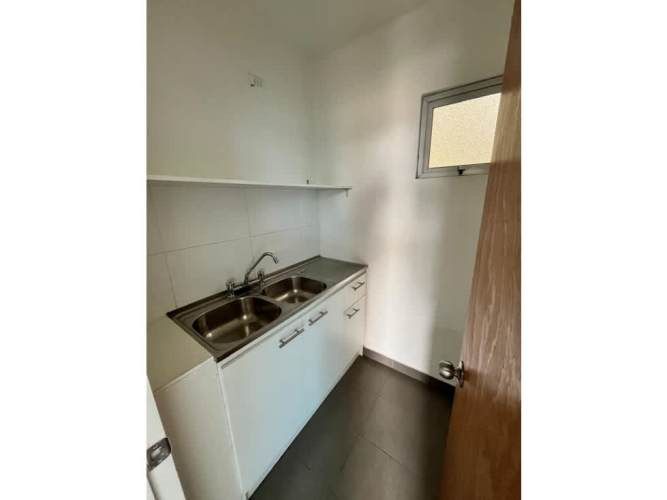 Arriendo bodega c/of de 390 m2, Los Libertadores. Quilicura.