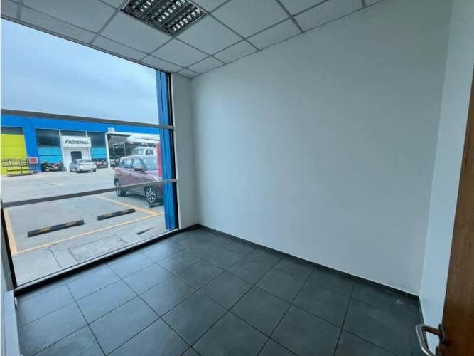 Arriendo bodega c/of de 390 m2, Los Libertadores. Quilicura.