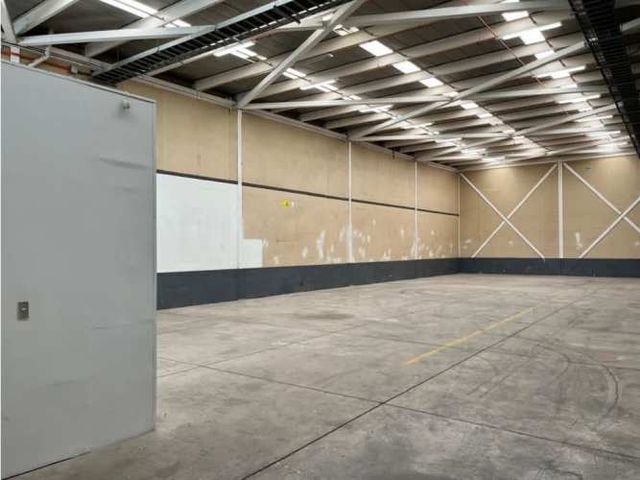 Arriendo bodega c/of de 390 m2, Los Libertadores. Quilicura.