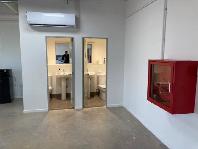 Arriendo bodega nueva c/of de 244 m2 en Parque Industrial.