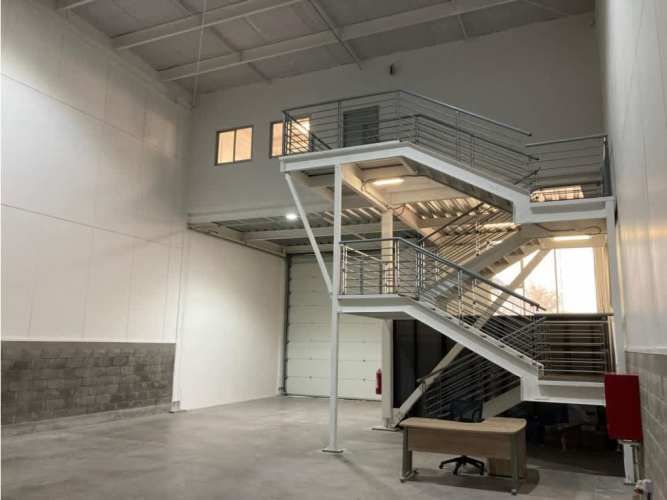 Arriendo bodega nueva c/of de 244 m2 en Parque Industrial.