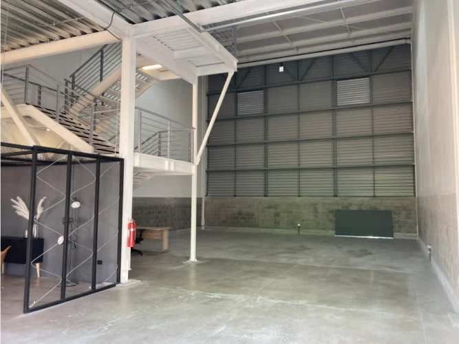 Arriendo bodega nueva c/of de 244 m2 en Parque Industrial.