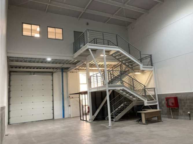 Arriendo bodega nueva c/of de 244 m2 en Parque Industrial.