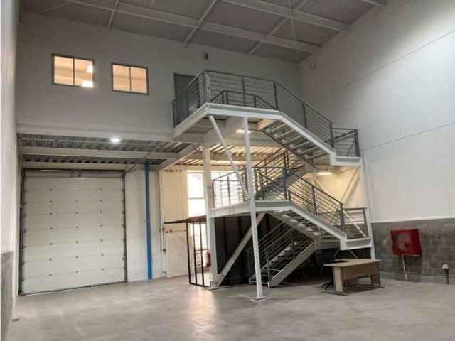 Arriendo bodega nueva c/of de 244 m2 en Parque Industrial.