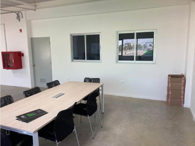 Arriendo bodega nueva c/of de 244 m2 en Parque Industrial.