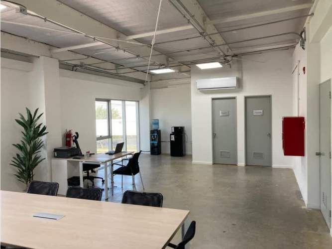 Arriendo bodega nueva c/of de 244 m2 en Parque Industrial.