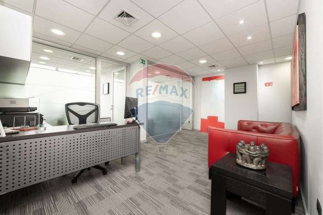 Oficina con excelente ubicación metro manquehue