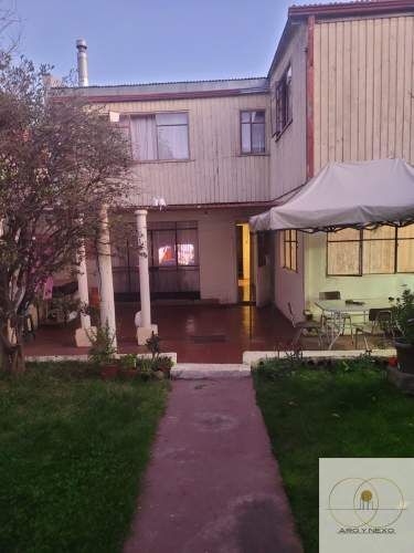 Casa en venta c/ estacionamiento en Belloto Centro