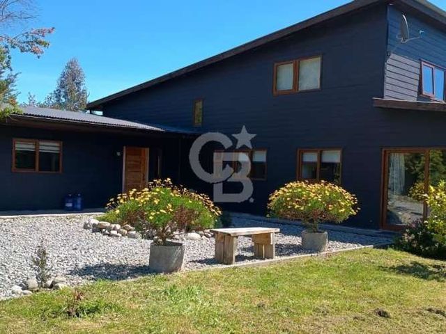 Acogedora casa de dos pisos en entorno natural