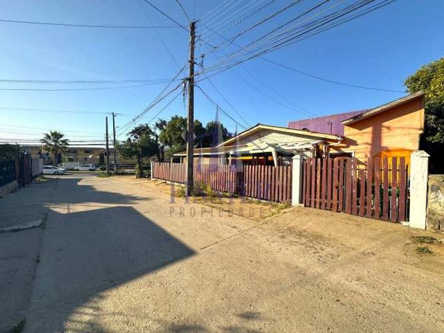 Casa esquina con local comercial en Villa Dulce Ampliación