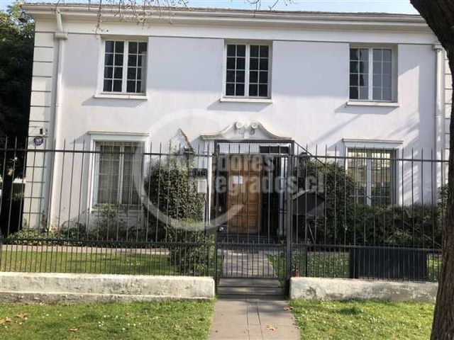 OFICINA Av. Hernando de Aguirre / Luis Thayer Ojeda