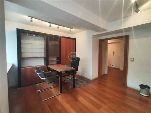 OFICINA Santa Magdalena / Metro Los Leones