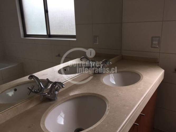 CASA SAN CARLOS DE APOQUINDO / U. DE LOS ANDES