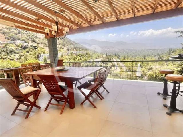 CASA Golf de Manquehue / Punta de Aguila