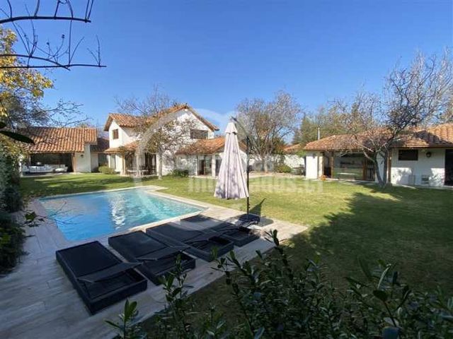 CASA Los Nogales / Pedro Lira Urquieta