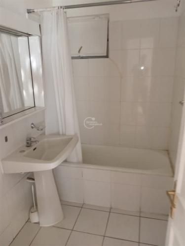 CASA Avda. Las Condes / Charles Hamilton