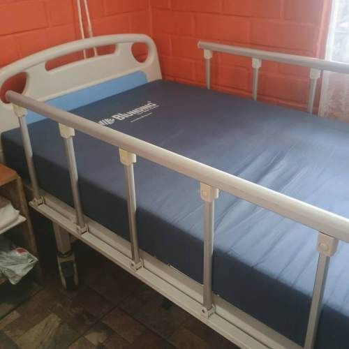 Cama Clínica + dos colchones antiescaras