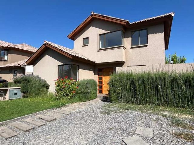 CASA EN VENTA EL REMANSO DE CHICUREO, CHILENA