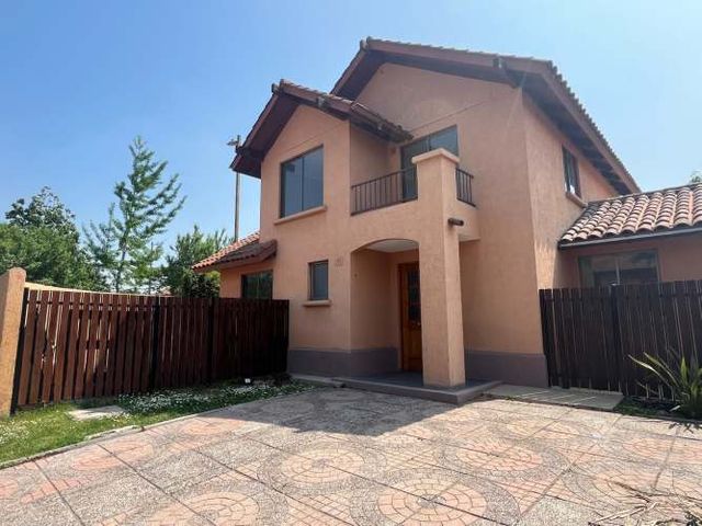 EN VENTA REMODELADA CASA, AYRES DE CHICUREO