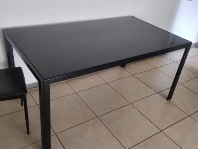 Se vende mesa de vidrio color negro