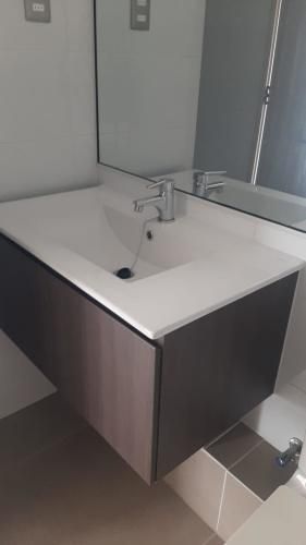 DEPARTAMENTO EDIFICIO PARADISE/ A METROS DE PLAYA BRAVA.