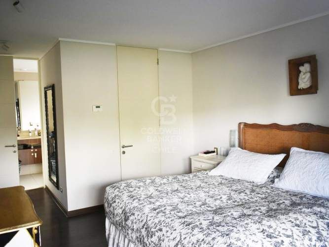 Casa familiar en arriendo en La Dehesa con jardín y piscina