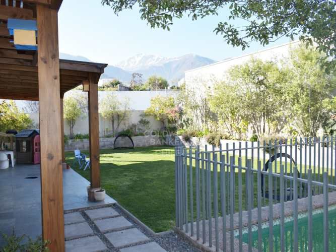 Casa familiar en arriendo en La Dehesa con jardín y piscina